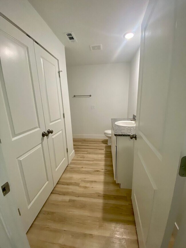 Foto del edificio - Beautiful 3 bedroom/2.5 bathroom duplex in...