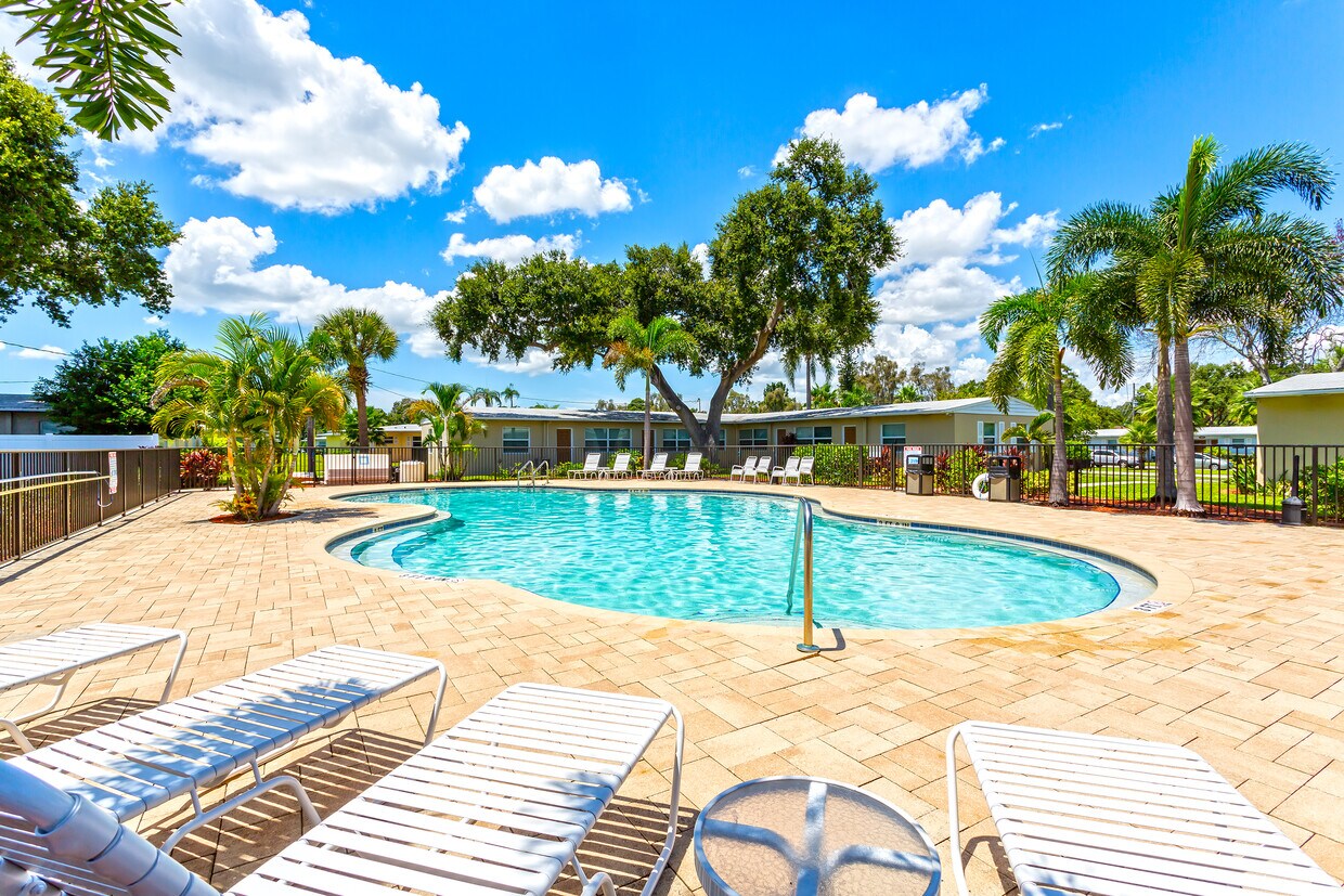 Woodlawn Park Apartments in Saint Petersburg, FL