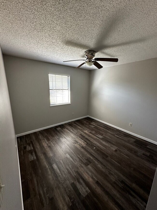 Building Photo - Updated Unit now available for lease! Newl...