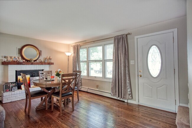 Building Photo - 910 S Norbury Ave