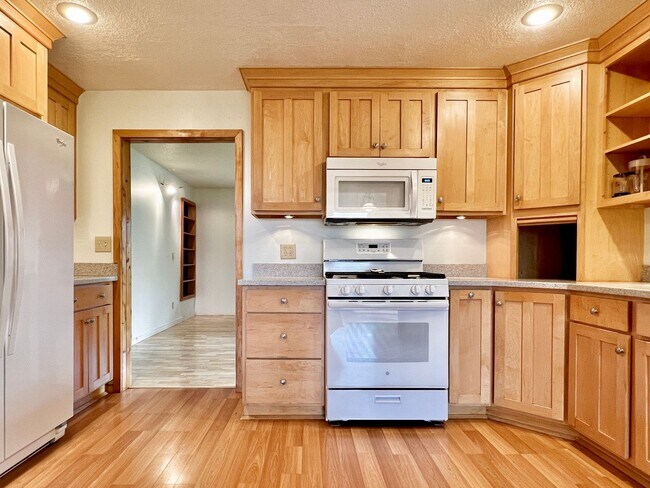 Foto del edificio - Charming Kewadin Farmhouse on US 31 For Re...