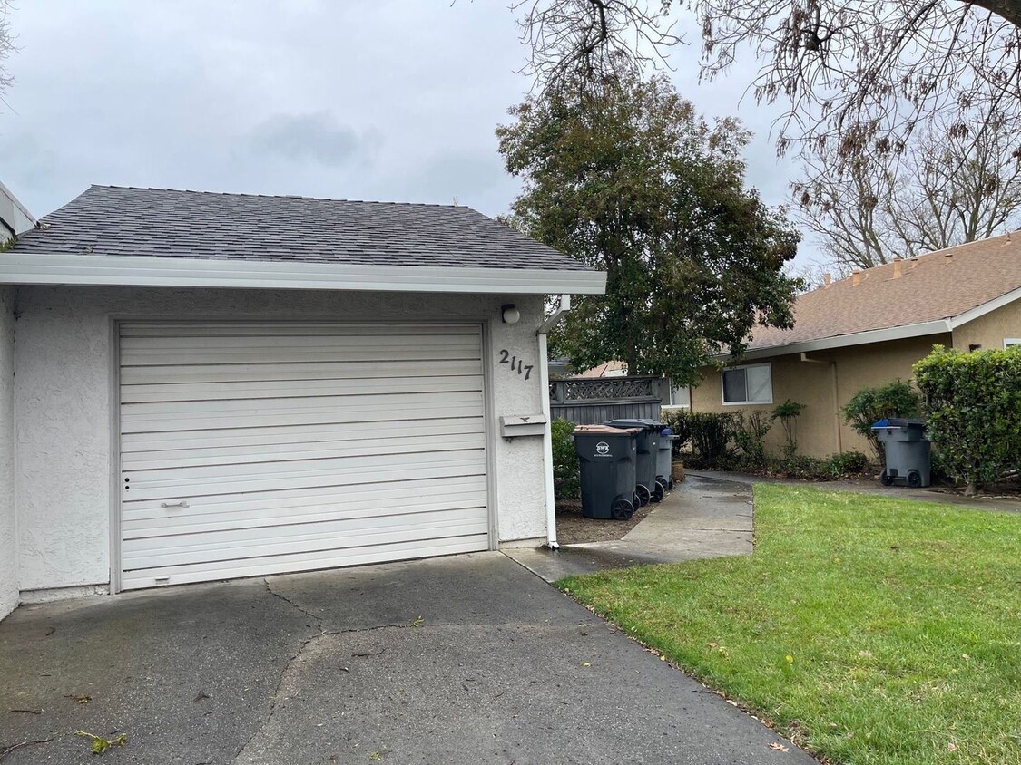 Foto principal - 3 br, 2 bath House - 2117 E 8th Street