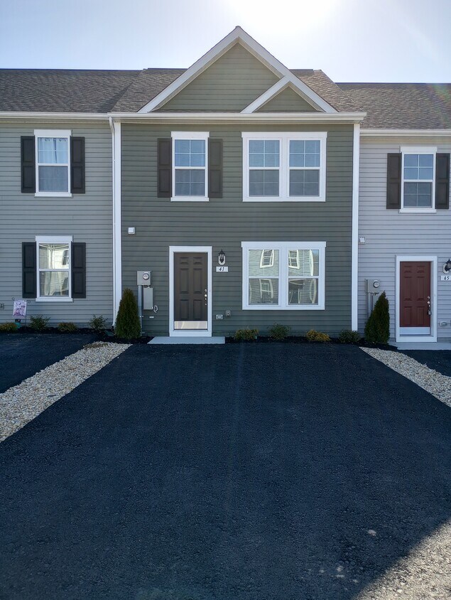 41 Gentle Breeze Dr, Bunker Hill, WV 25413 Townhome Rentals in Bunker