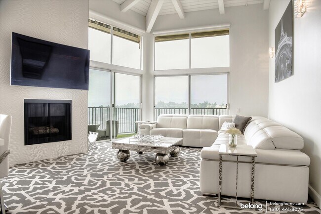 Building Photo - 2385 Roscomare Rd