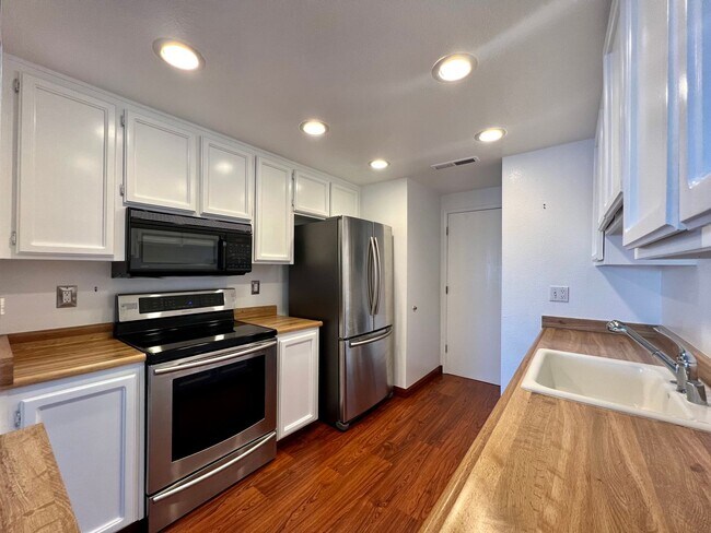 Building Photo - Charming 2 Bed, 2 Bath Condo with a Loft o...