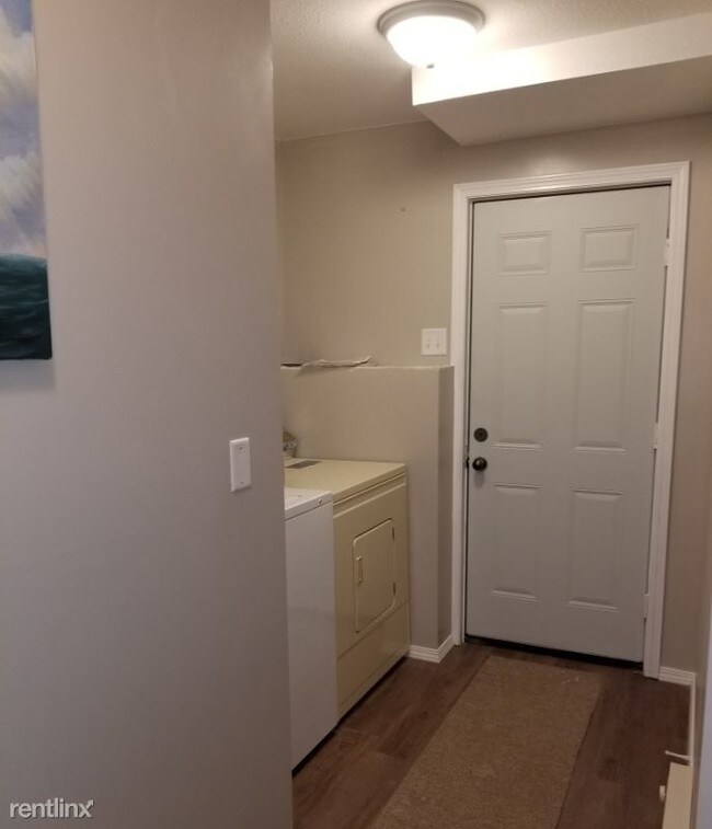 Building Photo - 2 br, 1 bath Apartment - 323 Sawmill Lane #B