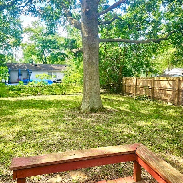 Foto del edificio - 3107 Ridgewood Dr