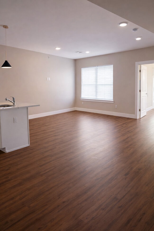 Building Photo - 118 Elm St