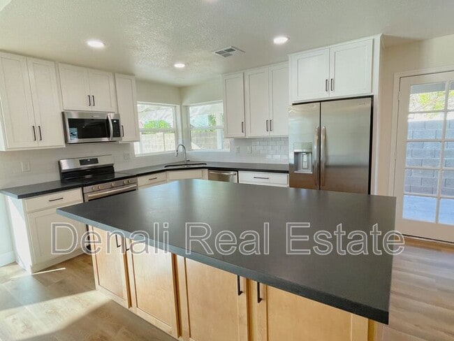 Building Photo - 2655 E Enrose St