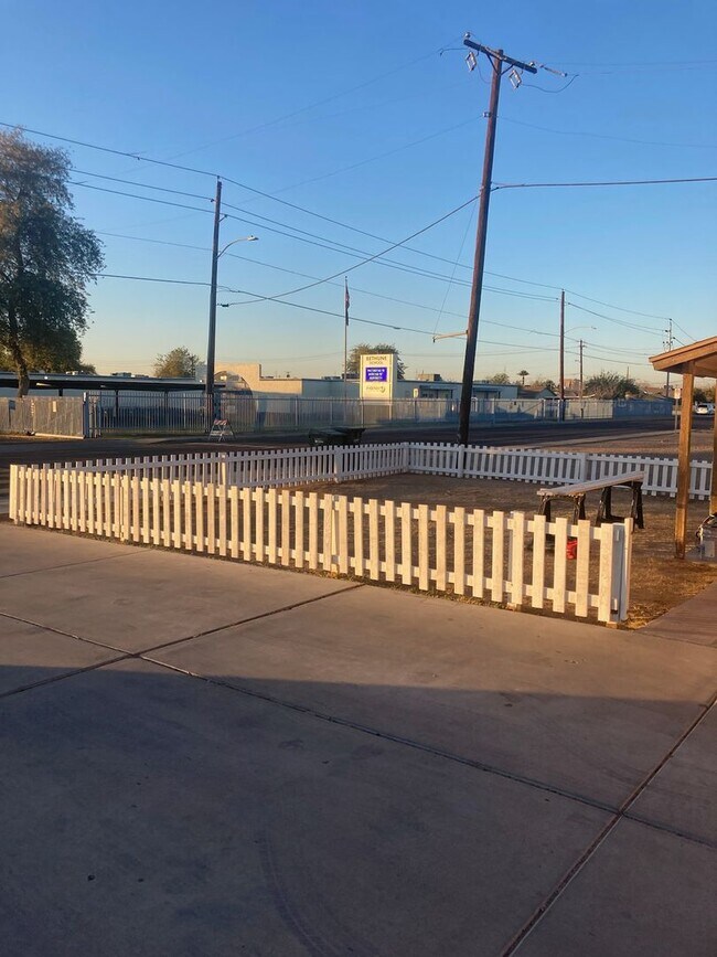 Building Photo - FREE RENT!!    CALL FOR DETAILS!!   ALL  N...