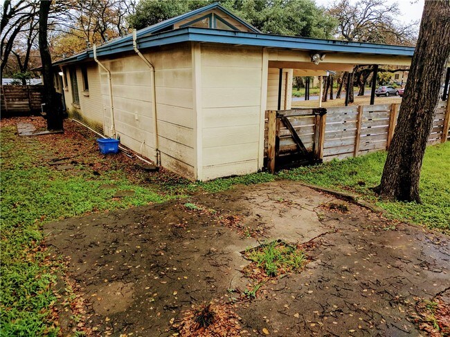 Building Photo - 1012 Wayside Dr