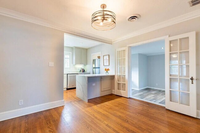 Foto del edificio - 380 Holmes Cir