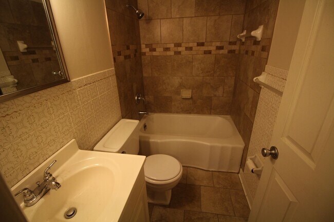 Foto del edificio - Two Bedroom Home With Fresh Paint And New ...
