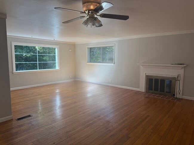 Foto del edificio - 2 Bed/ 1 Bath Cape Cod Upper Unit House in...