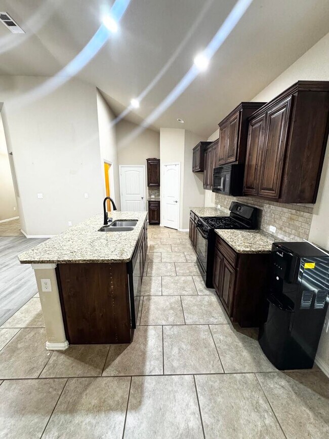 Foto del edificio - 4 Bedroom 2 Bathroom For Rent