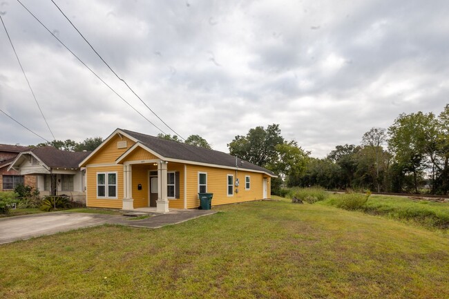 Building Photo - Spacious 2 bed 2 bath home that is move in...