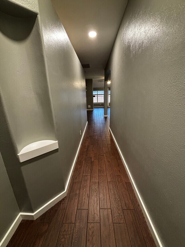 Foto del edificio - 4623 Village Park Dr