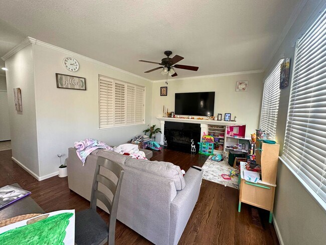 Foto del edificio - Bright and Updated 4-Bedroom Home in Windsor