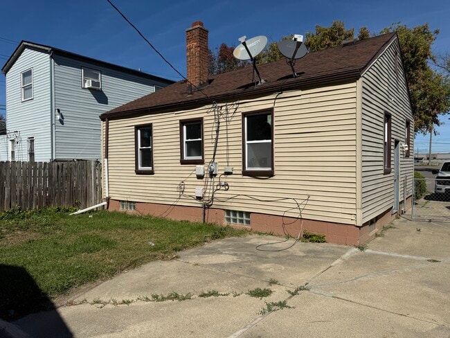 Building Photo - 18532 Roscommon St
