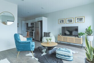 Studio - Captain - Swivel