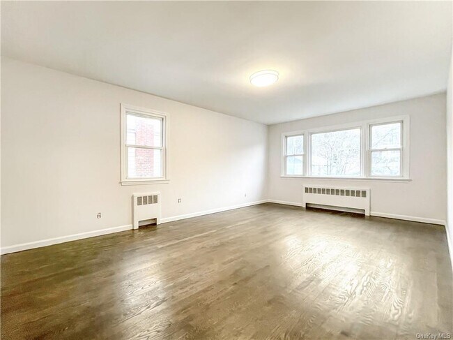 Foto del edificio - 235 Tibbetts Rd