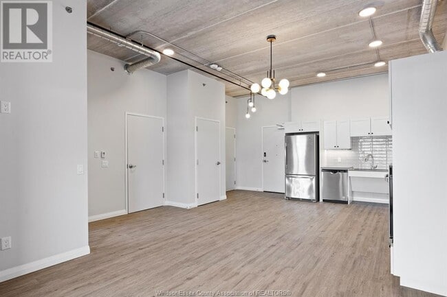 Photo du bâtiment - 3160 Meadowbrook Ln