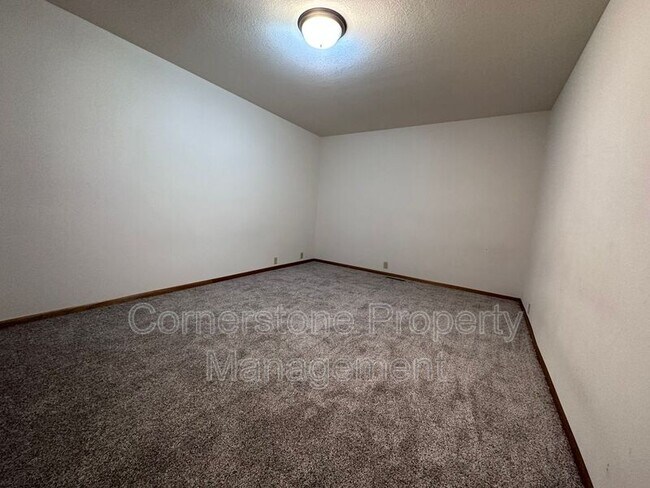 Building Photo - 2540 S Edgewood Dr