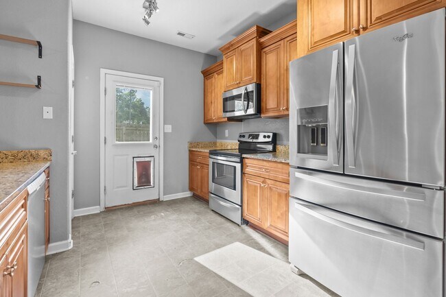 Foto del edificio - Spacious 4-Bedroom Home with First-Floor S...