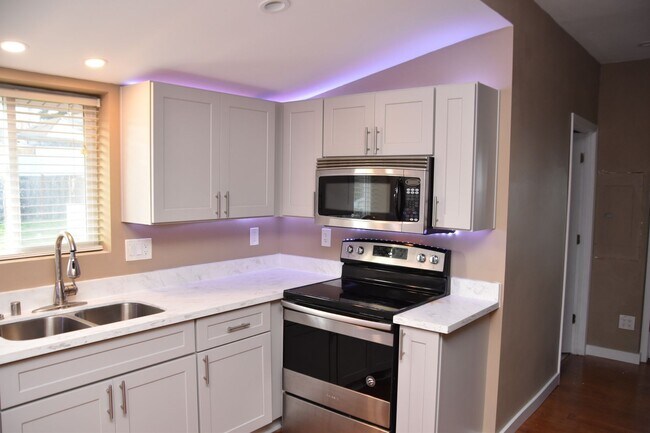 Foto del edificio - Charming 3 bedroom 2.5 bath Craftsman Home...