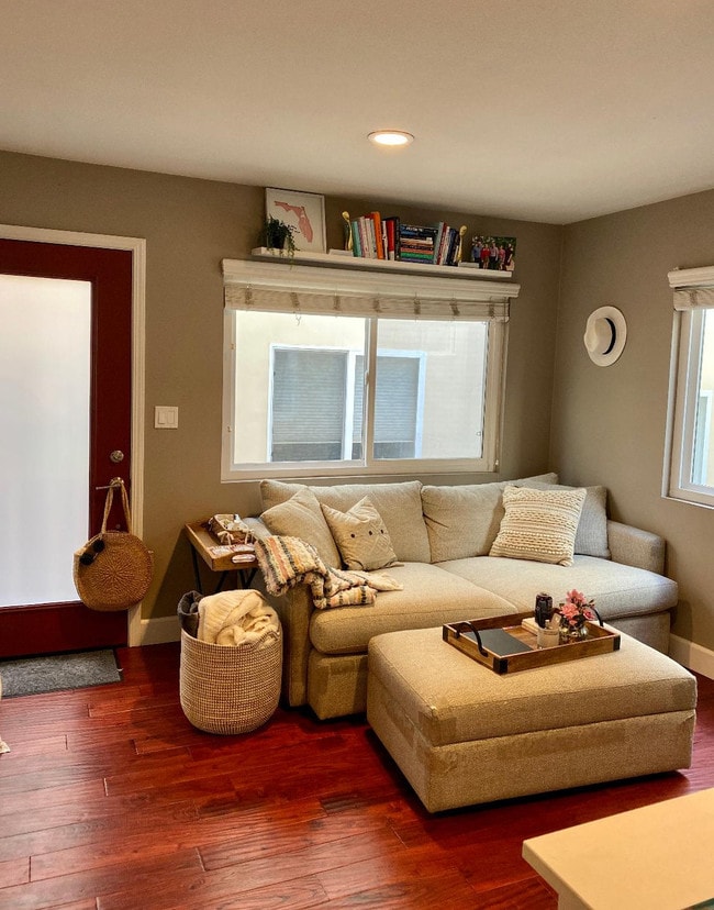 Living - 209 38th Pl