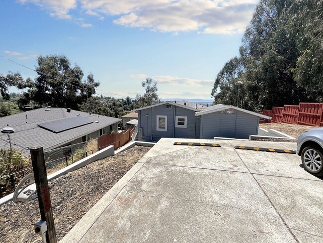 Building Photo - Modern 2B/1B House in Oakland Hills