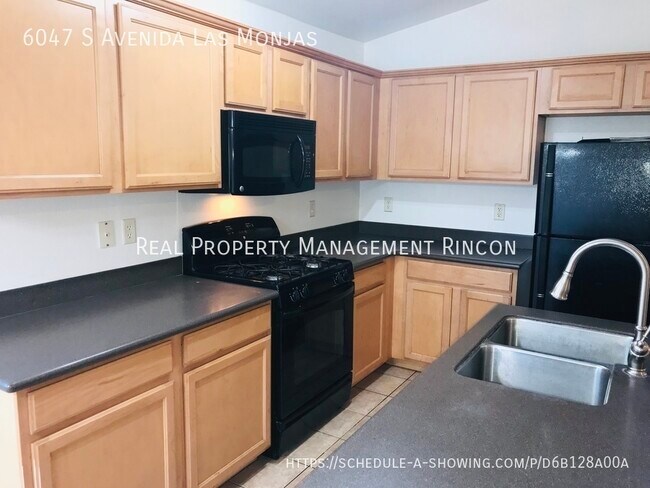 Foto del edificio - GREAT LOCATION!!! This Beauty is READY FOR...