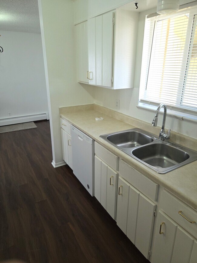 Foto del edificio - 16462 E 13th Pl