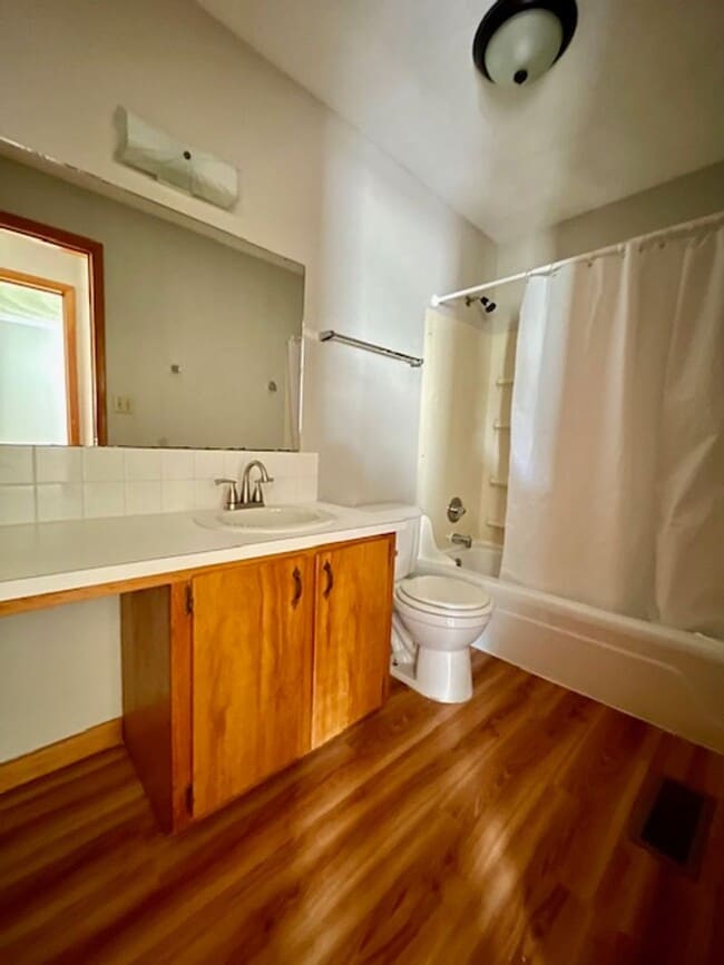 Foto del edificio - ASHLAND  - PERFECT One Bedroom Available!