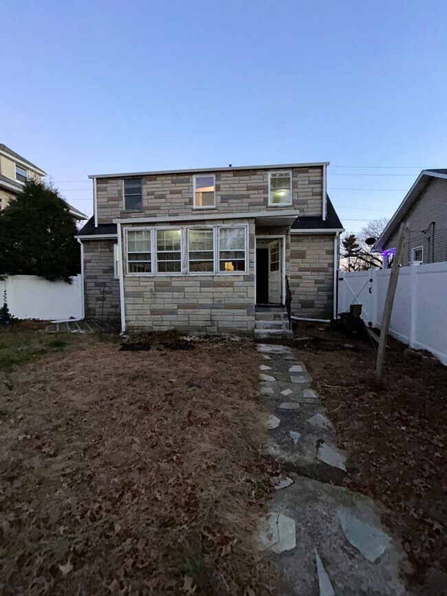 Building Photo - Amazing house with Garage