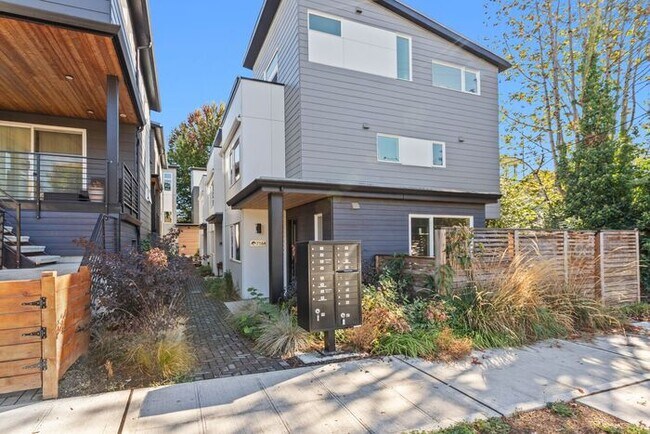 Foto del edificio - Stunning Othello Park Designer Townhome wi...