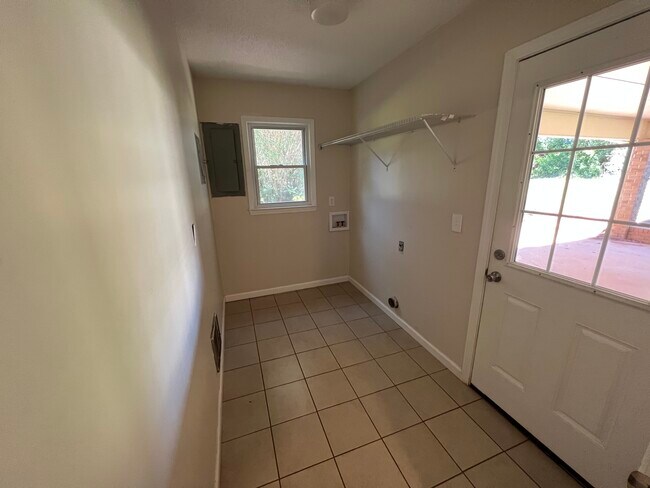 Building Photo - 3751 Robinson Dr