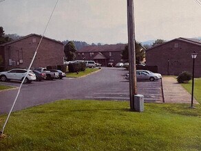 Building Photo - 302 Locust Heights Dr