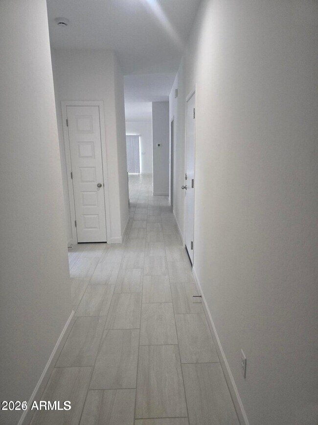 Foto del edificio - 24050 W Flores Dr