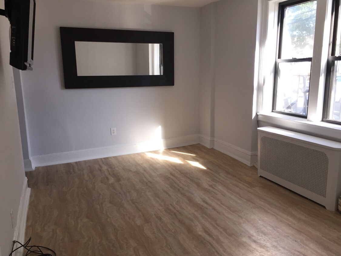 Foto principal - 26-20 Ditmars Blvd