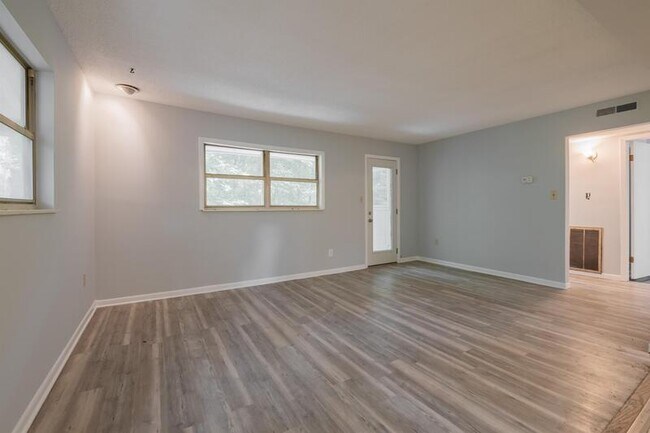 Building Photo - 115 E Holston Ln