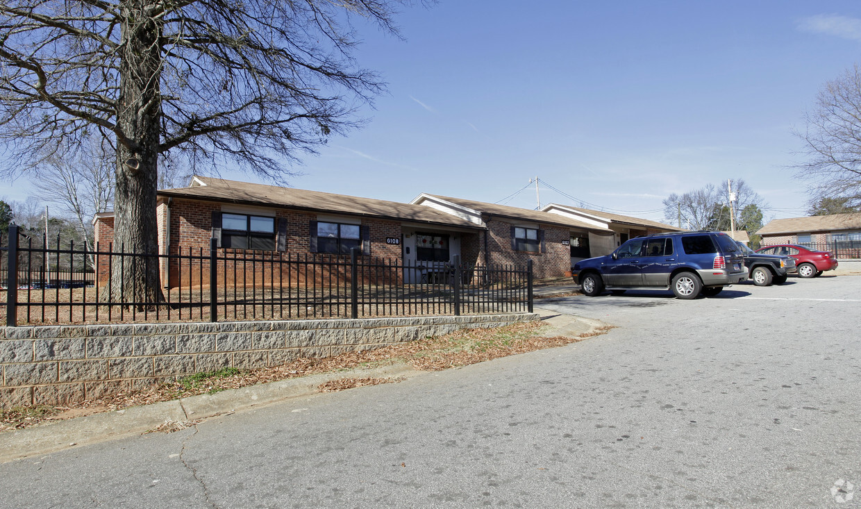 Primary Photo - West Gate Apartments