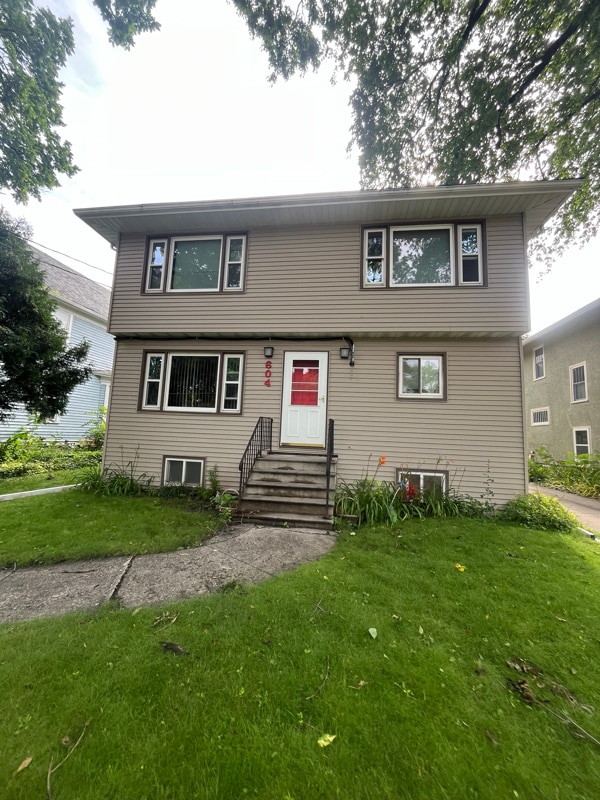 Building Photo - 604 9th St S