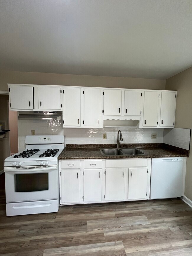 Building Photo - 4023 Valley View Dr