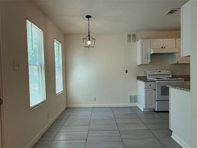 Building Photo - 314 Raintree Dr