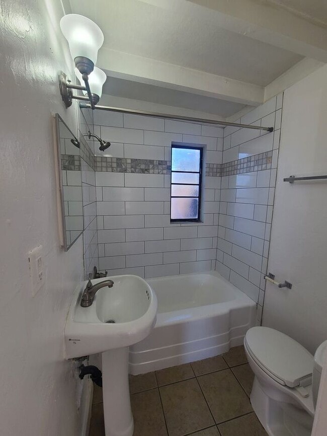 Building Photo - 1513 E Glenn St