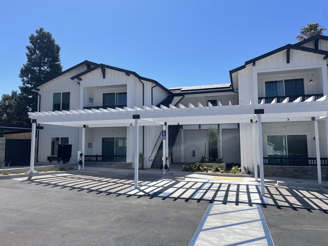 Primary Photo - Emerald Court Apartments