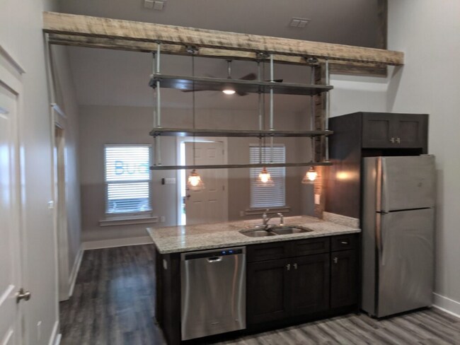 Building Photo - 1657 Mayhew St