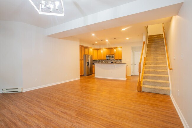 Building Photo - Inviting 3 BR/2.5 Townhome in Hanover!