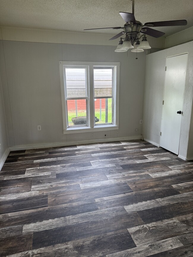 Building Photo - 410 W Argyle Ave